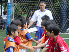 �������i